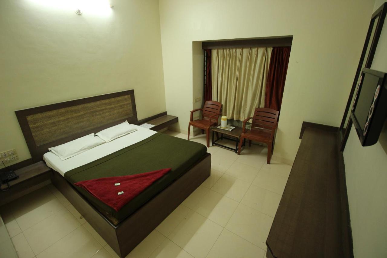 Hotel Laxmibai Palace Ширди Экстерьер фото