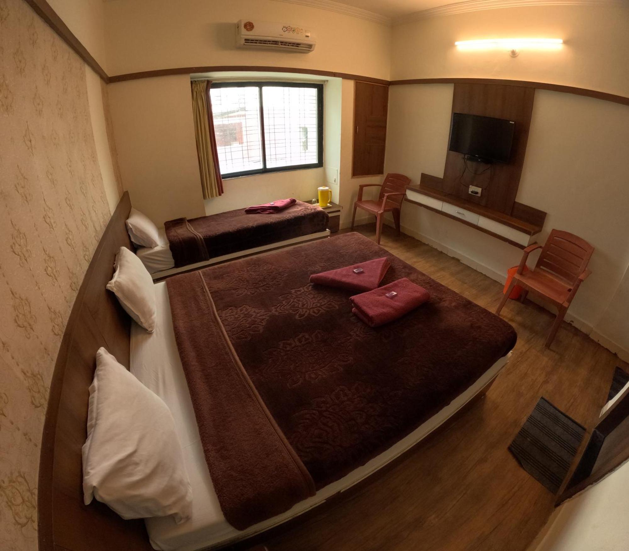Hotel Laxmibai Palace Ширди Экстерьер фото