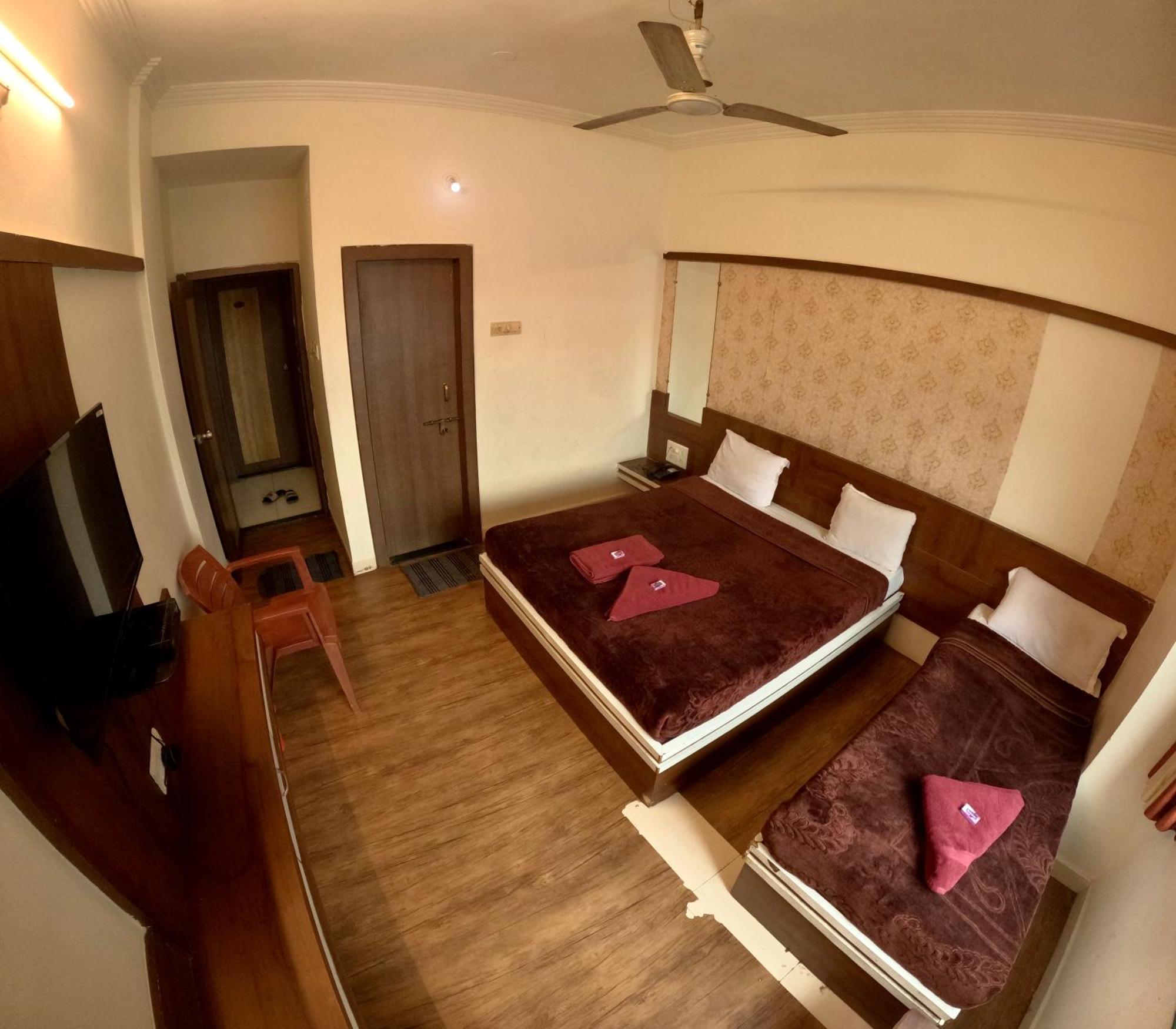 Hotel Laxmibai Palace Ширди Экстерьер фото